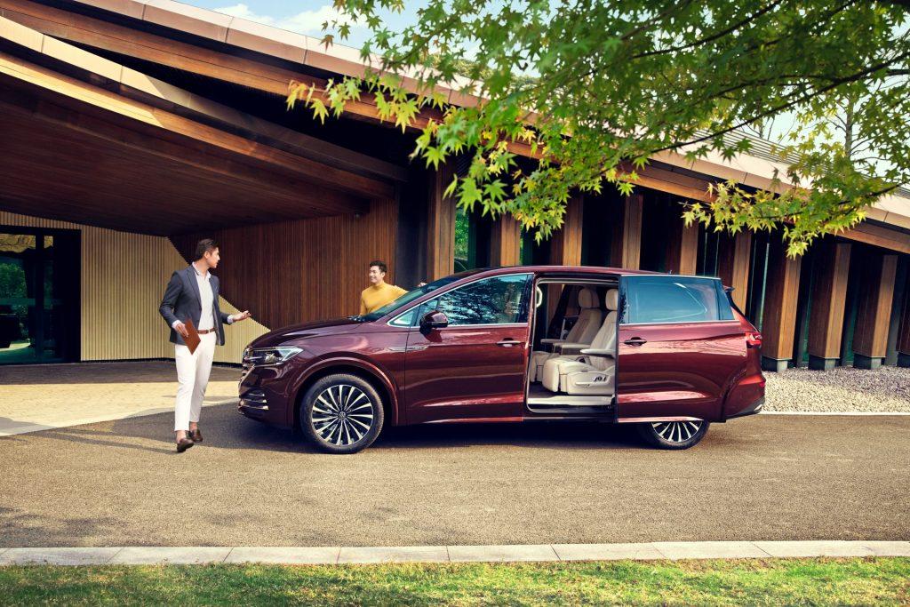 Volkswagen Viloran Luxury &#8211; Màu Vàng