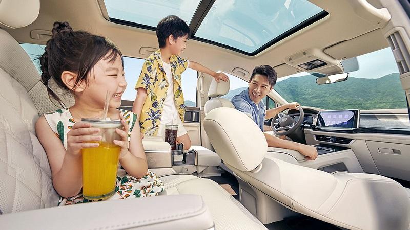 Volkswagen Viloran Luxury &#8211; Màu Vàng