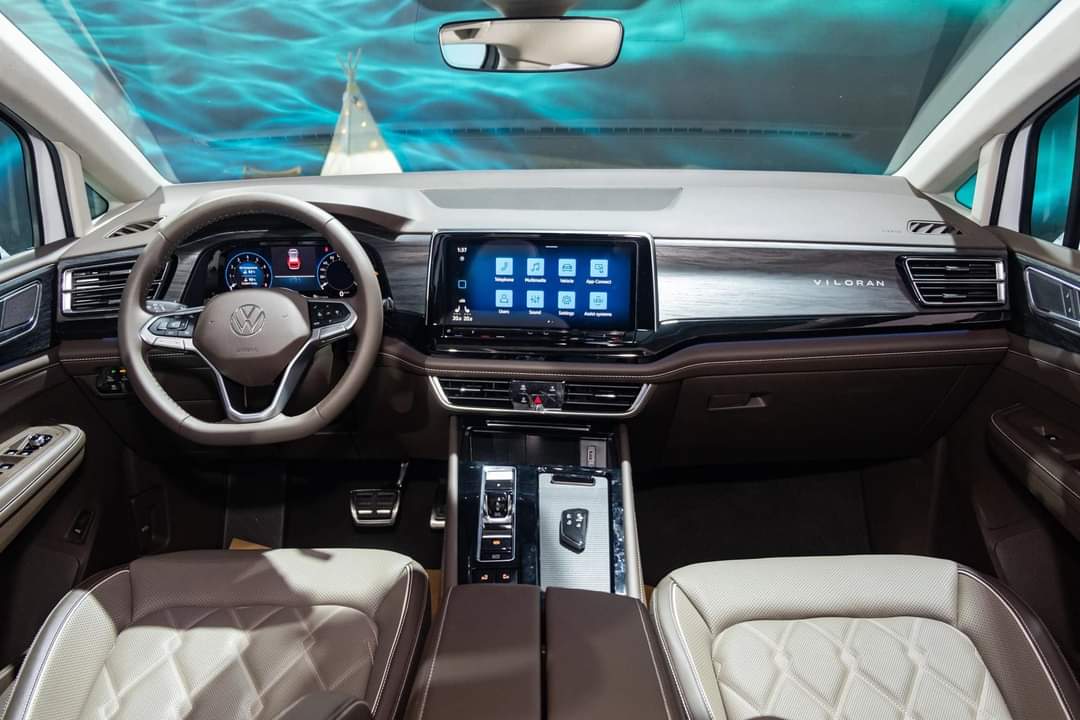 Volkswagen Viloran Luxury &#8211; Màu Vàng