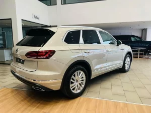 Volkswagen Toureg Luxury – Màu Xanh