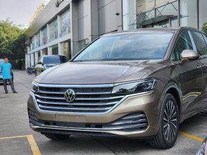 Volkswagen Viloran Luxury - Màu Vàng