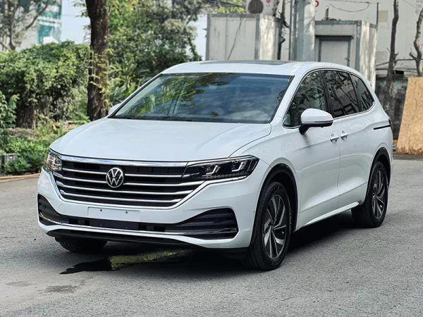 Volkswagen Viloran Luxury – Màu Bạc